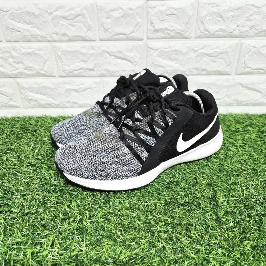 [BUNJANG] Nike Varsity Complete Trainer Sneakers Size 285 / 나이키 285 바시티 컴플리트 트레이너 운동화