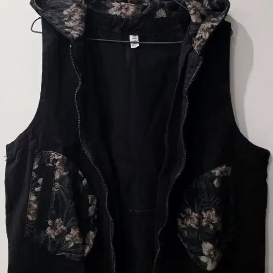 [BUNJANG] Black Denim Hooded Vest with Flower Pattern / 후드 블랙 데님 조끼
