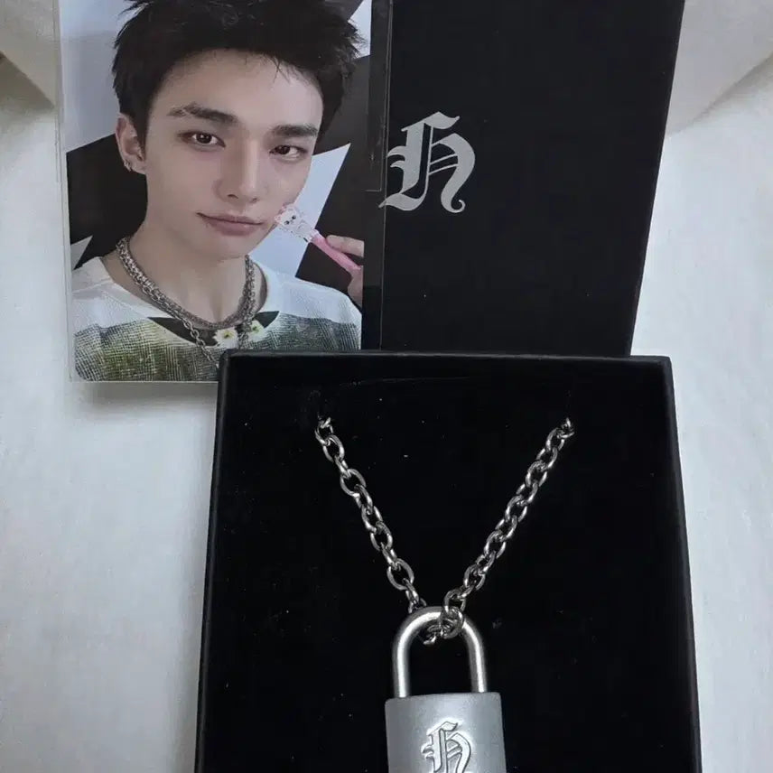 [BUNJANG] Stray Kids Hyunjin Lock Necklace (Lucky Draw) Photocard Set / 스키즈 현진 자물쇠 목걸이 단순개봉품(포카 포함)