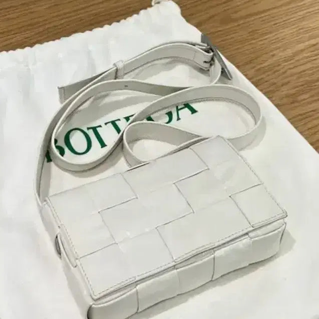 [BUNJANG] Bottega Veneta Cassette Bag White Mini Size / 보테가베네타 카세트백 화이트 맨즈 미니 사이즈