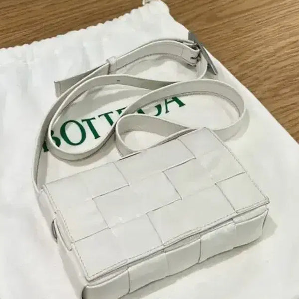 [BUNJANG] Bottega Veneta Cassette Bag White Mini Size / 보테가베네타 카세트백 화이트 맨즈 미니 사이즈