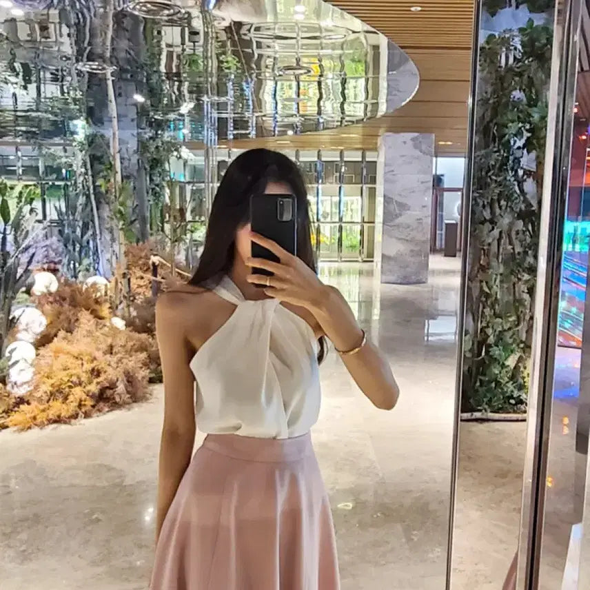 [BUNJANG] Sleeveless Twisted Halter Silky Blouse / [high quality] 슬리브리스 꼬임 홀터 오프숄더 실키 블라우스