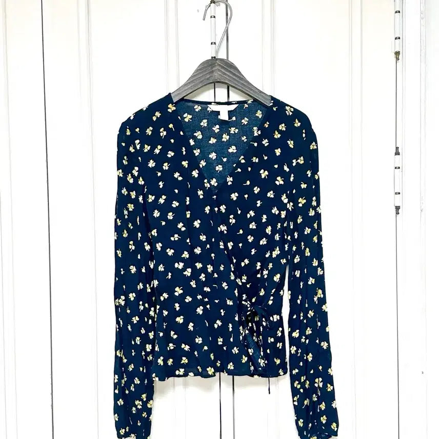 [BUNJANG] H&M Floral Wrap Blouse / H&M 플라워 랩 블라우스