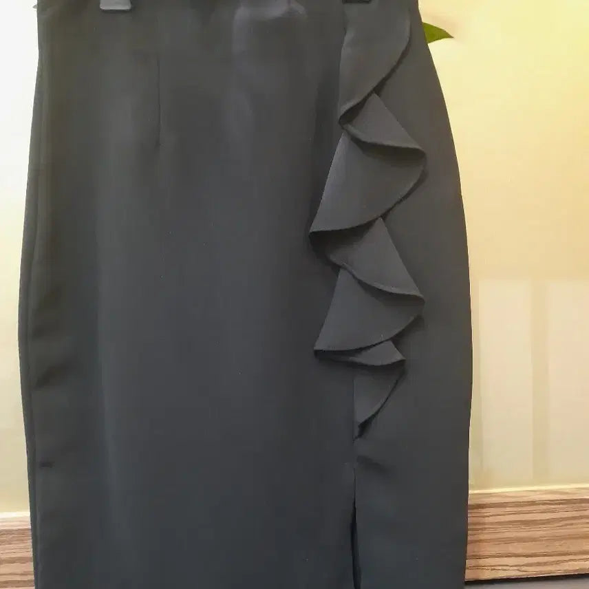 [BUNJANG] Black Frill Midi Skirt with Slit Detail / 검정 프릴 스커트 슬릿 치마