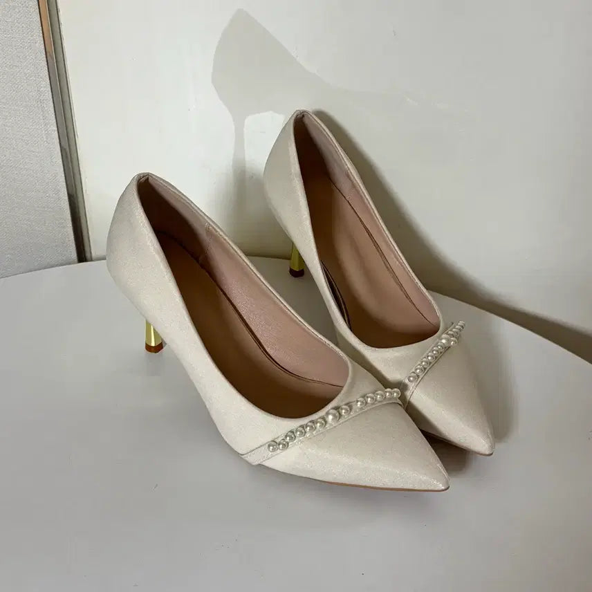 [BUNJANG] 7cm Heel Satin High Heels with Pearl Embellishment (Size 235) / #새상품 235사이즈 7cm 연베이지 진주 장식 새틴 하이힐 구두