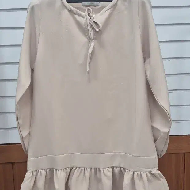 [BUNJANG] Beige Frill Long Blouse (New) / 베이지색 프릴 롱 블라우스(새상품)