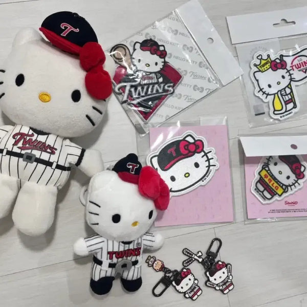 [BUNJANG] LG Twins Hello Kitty Collaboration Plush Doll, Keychain, and Patch Set / (일괄) LG트윈스 헬로 키티 인형 키링 패치 세트 우승 엘지 유니폼