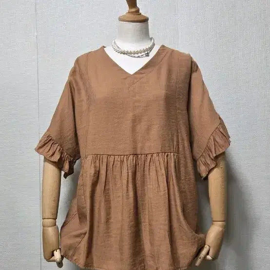 [BUNJANG] Latium V-neck Shirring Short-Sleeve Blouse / 라티움 브이넥 셔링 반팔 블라우스