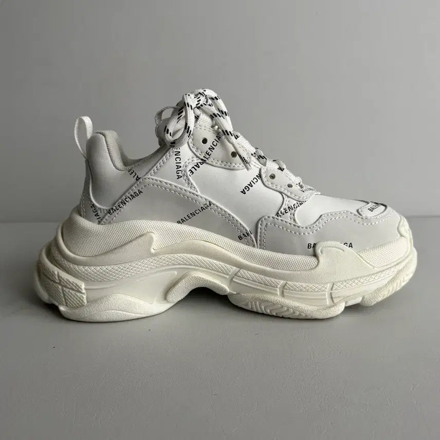 [BUNJANG] Balenciaga Triple S All Over Logo White IT 35 / [풀박스/실착2회] 발렌시아가 트리플 S 올오버 로고 화이트 (35)