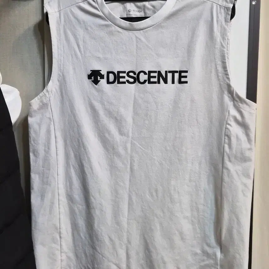 [BUNJANG] Descente White Sleeveless T-Shirt (Size M) / 데상트 화이트 나시 티셔츠 m사이즈