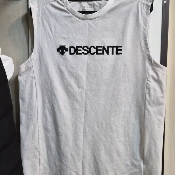 [BUNJANG] Descente White Sleeveless T-Shirt (Size M) / 데상트 화이트 나시 티셔츠 m사이즈