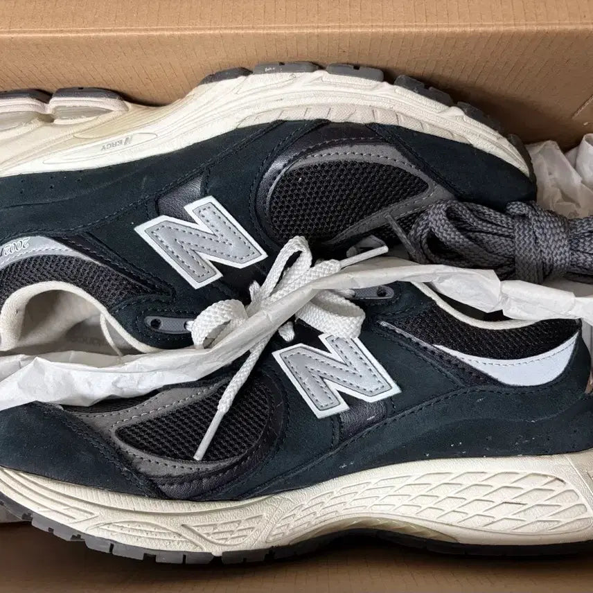 [BUNJANG] New Balance 2002R Premium Vintage Black Sneakers / 뉴발란스 2002R 프리미엄 빈티지 블랙 (255)