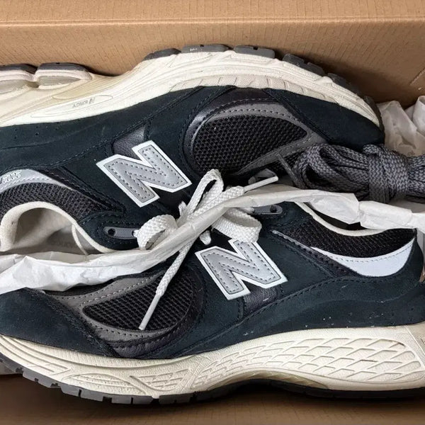 [BUNJANG] New Balance 2002R Premium Vintage Black Sneakers / 뉴발란스 2002R 프리미엄 빈티지 블랙 (255)