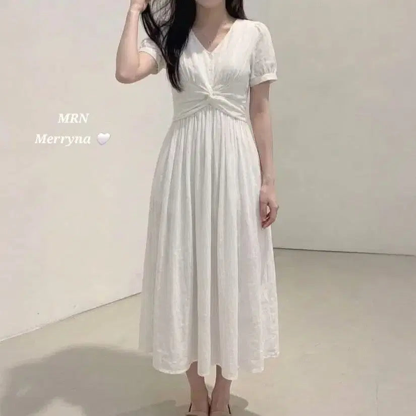 [BUNJANG] Merryna Shirring Bean Button Flare Long Dress 2 Colors / 청순 여성스러움 셔링 콩단추 플레어 롱 원피스 2color