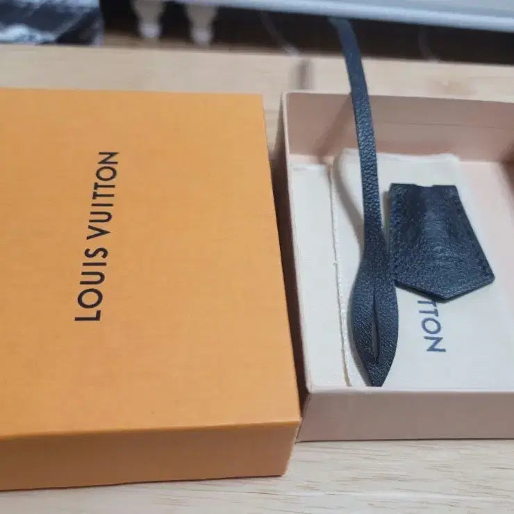 [BUNJANG] Louis Vuitton Kivel Keychain Name Tag / 루이비통 키벨 루이비통키링 네임택