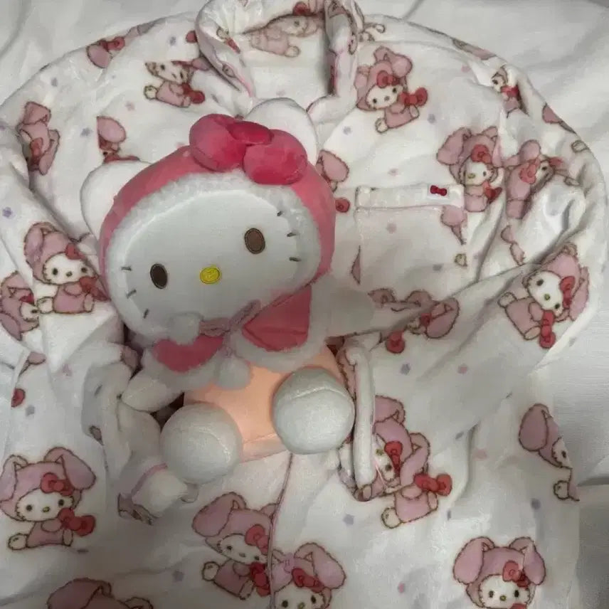 [BUNJANG] Sanrio Hello Kitty x SPAO Sleepwear Top (XL) & Hello Kitty Plush Doll / 판매) 팬싸템 산리오 헬로키티 스파오 수면 잠옷 상의 XL+헬로키티 인형