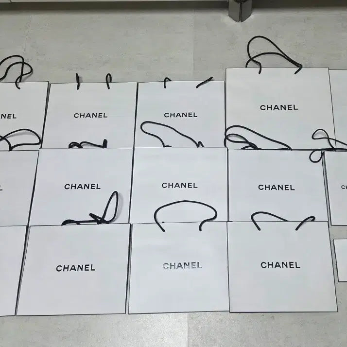 [BUNJANG] Chanel Shopping Bags Bundle Set (17 pcs) / 샤넬 쇼핑백 (총 17개) (개별구매 가능, 일괄구매 우선)