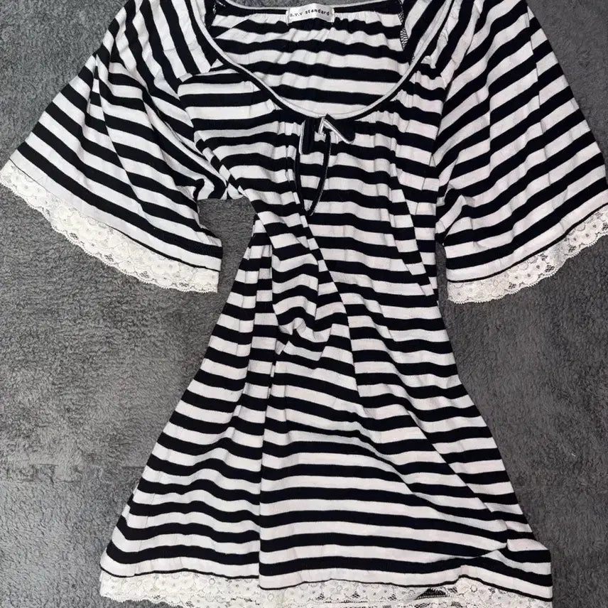 [BUNJANG] a.v.v standard Black & White Lace Short-Sleeve Top / a.v.v standard 히메갸루 빈티지 블랙&화이트 레이스반팔