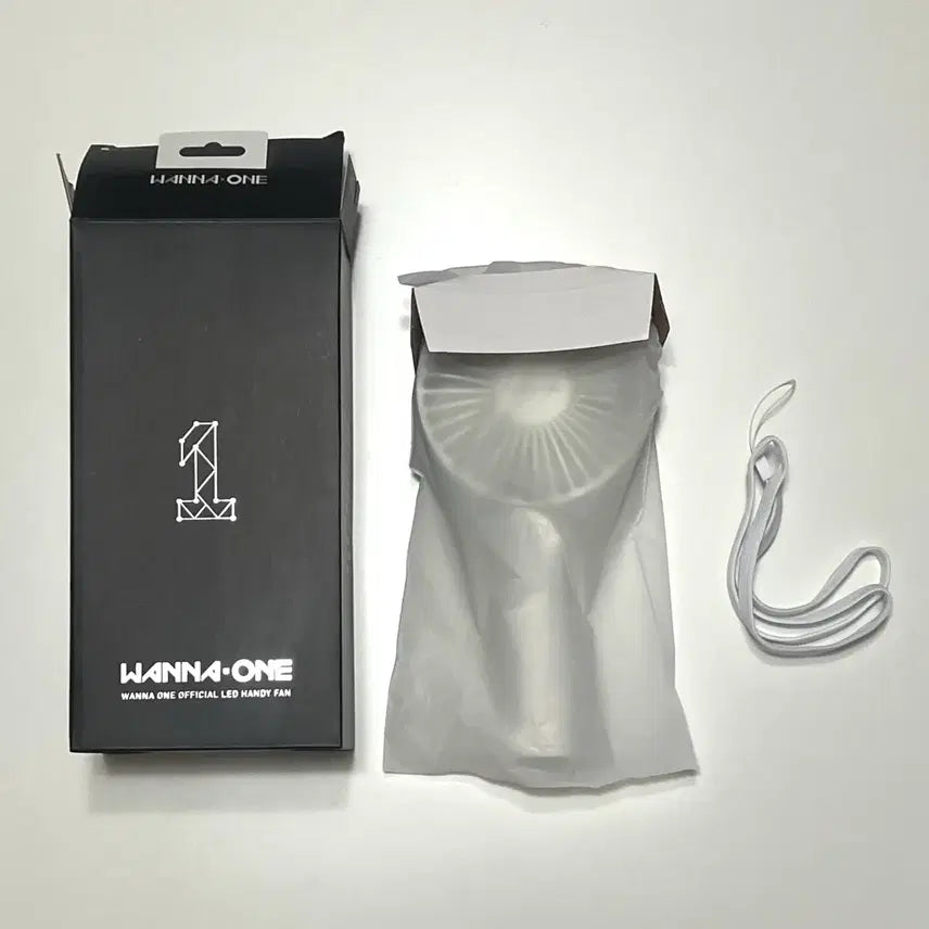 [BUNJANG] Wanna One Official LED Handheld Fan White / 워너원 공식 LED 응원 핸디 불빛 선풍기 화이트
