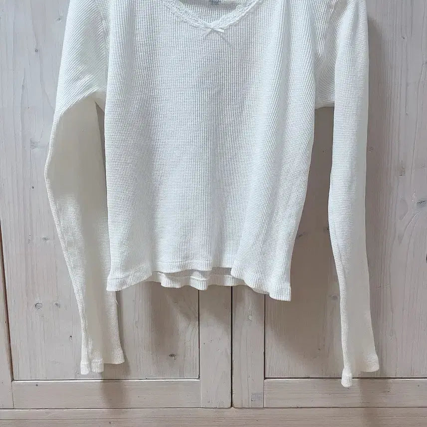 [BUNJANG] Brandy Melville Sonia White Lace Ribbon Long Sleeve Waffle T-Shirt / 브랜디멜빌 화이트 레이스 리본 긴팔 와플 티셔츠