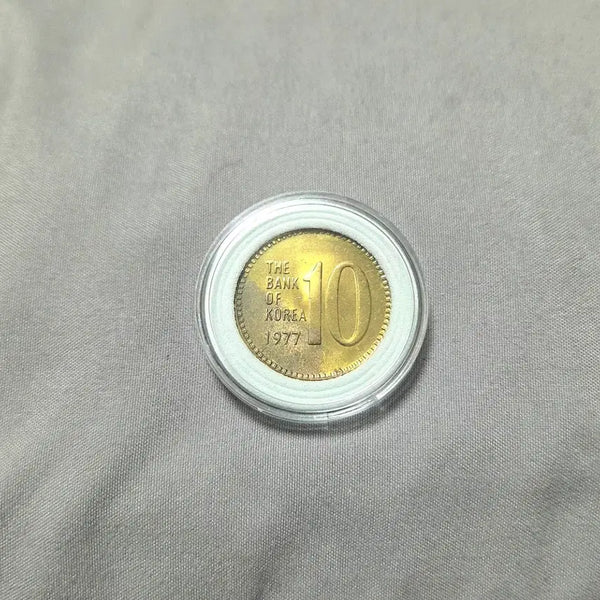 [BUNJANG] 1977 Korean Bank 10 Won Brass Coin (Unused) / <특년도><미사용> 1977년 한국은행 10원 황동화