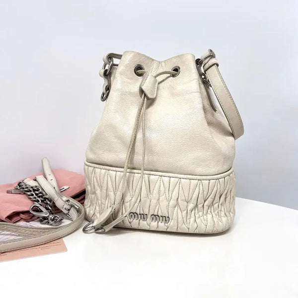 [BUNJANG] Miu Miu Matelassé Bucket Bag Ivory (5BE042) / [100%정품] 미우미우 마테라쎄 버킷백 아이보리 (5BE042)