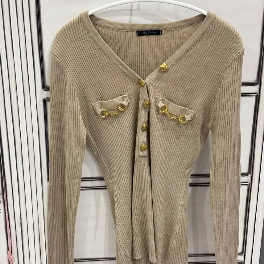 [BUNJANG] Beige Knit Long Sleeve with Gold Buckle Detail / 오네갸루 와투케 금장 버클 베이지 니트 롱슬리브