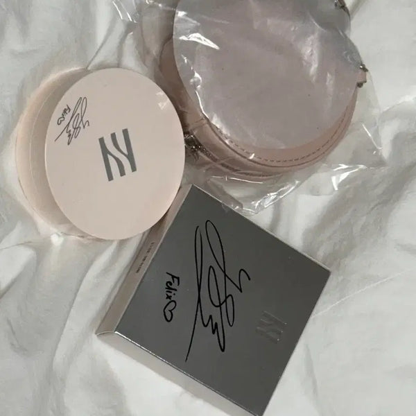 [BUNJANG] Stray Kids Felix Hera Signed Cushion Set / 마지막 가격내림)스키즈 필릭스 헤라 싸인 쿠션