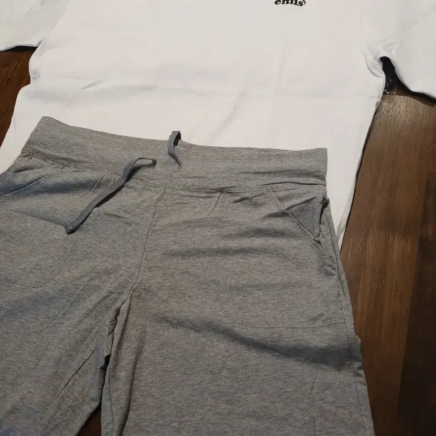 [BUNJANG] Emis Short Sleeve T-Shirt and Shorts Set / emis 반팔티 + 반바지 세트