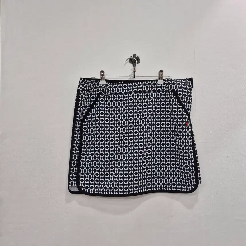 [BUNJANG] Macaw Black & White Pattern Golf Skirt Size 32 / macaw 블랙 화이트 패턴 골프스커트32