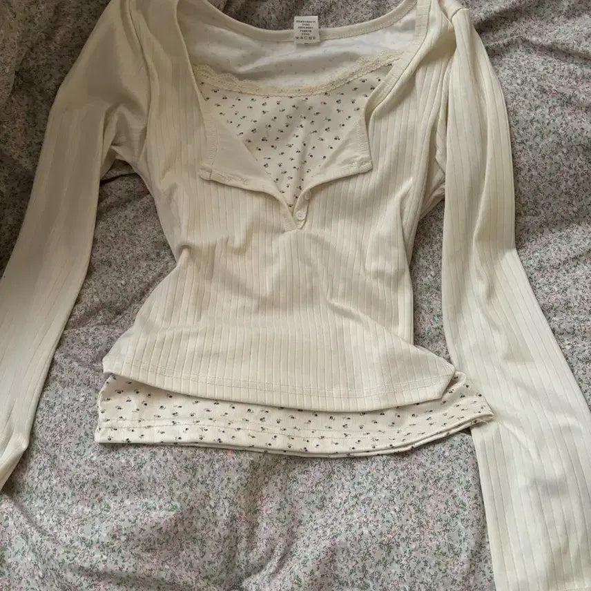 [BUNJANG] Ivory Floral Layered Knit Top / 에이블리 라일락 꽃무늬 레이어드