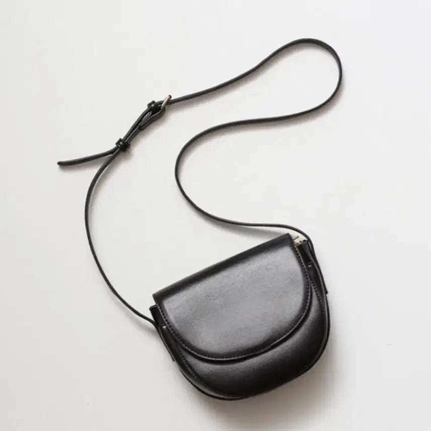 [BUNJANG] Half Moon Round Crossbody Bag Black / 반달 라운드 크로스백 블랙(거의새상품)