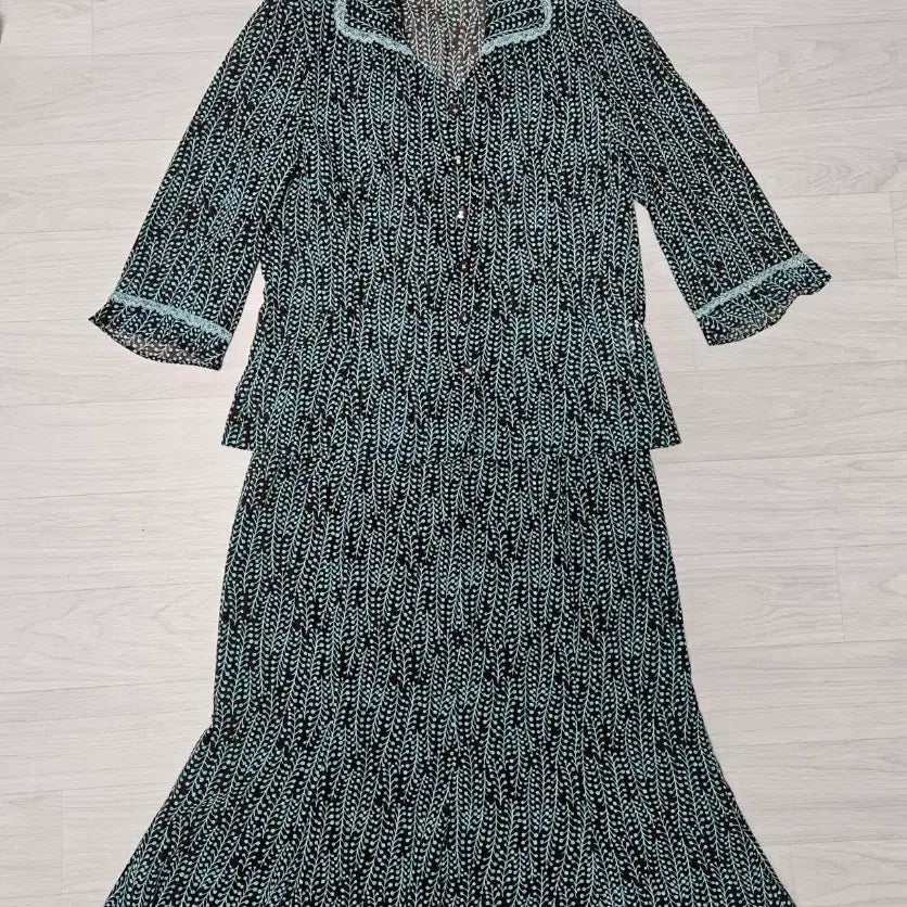 [BUNJANG] Bellissian Two-Piece Set Blouse Skirt (Size 91, 78) / (새상품) 벨리시앙 투피스 (91,78)