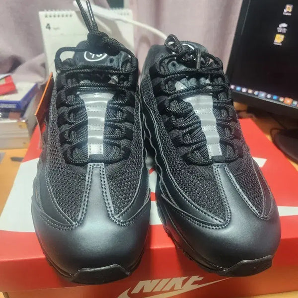 [BUNJANG] Nike Air Max 95 Big Bubble Black University Gold Men's Shoes 270mm / (새상품)  나이키 에어맥스 95 빅 버블 블랙 유니버시티 골드  270