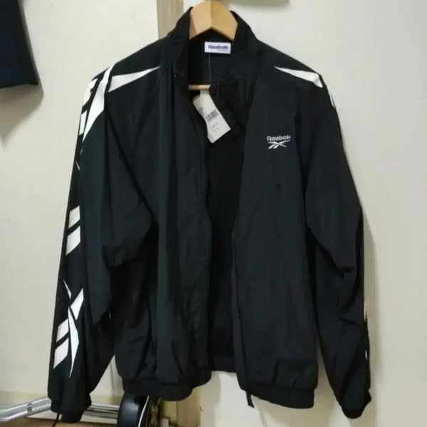 [BUNJANG] Reebok Classic Vector Windbreaker Jacket / [리복] 남녀공용 클래식 벡터 바람막이 자켓