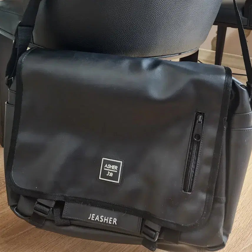 [BUNJANG] J.A.C.E.L. Messenger Bag Leather Crossbody Bag / 제이아셀 메신저백/ 남자가방 학생가방 크로스가방 가죽가방
