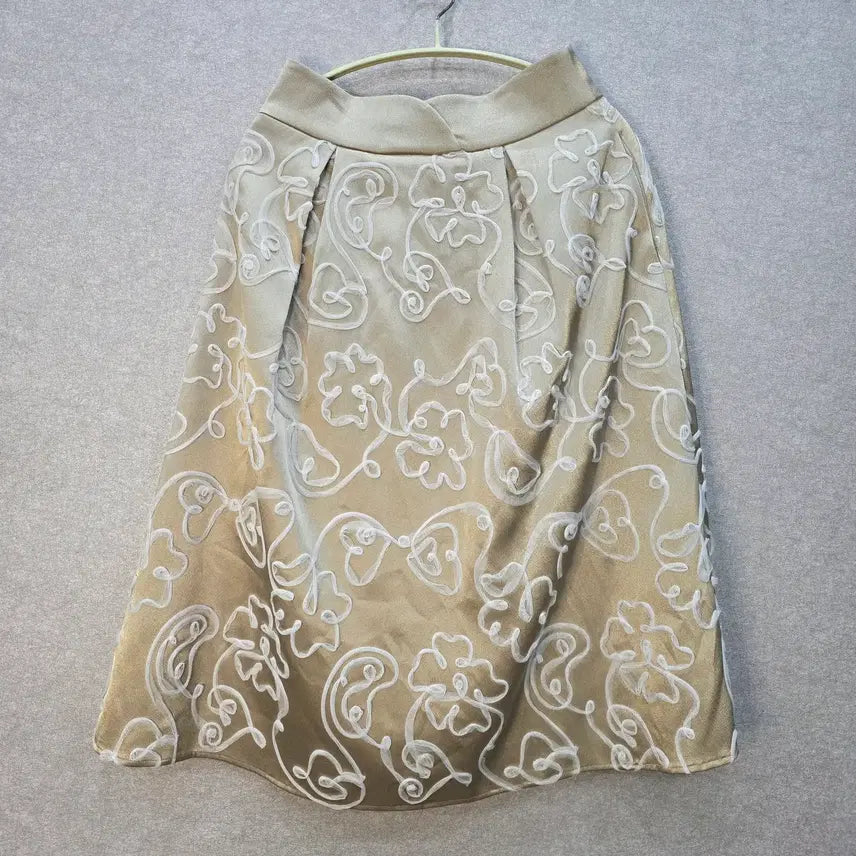 [BUNJANG] VLEEDA Embroidered Flare Skirt / VLEEDA 자수 플레어 스커트