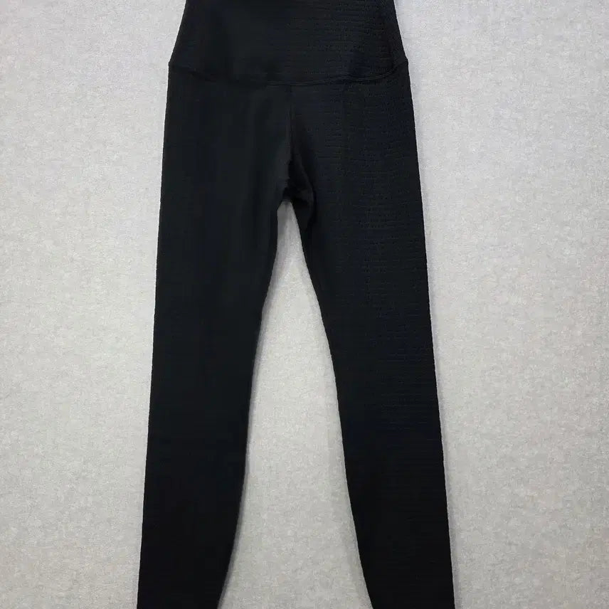 [BUNJANG] TAVI Black Textured High-Waist Leggings / TAVI 블랙 텍스처 하이웨스트 레깅스