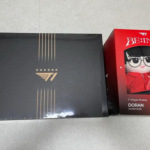 [BUNJANG] T1 Doran 20cm Plushie & 2025 World Uniform Set Bundle / T1 2025 도란 20cm 인형+2025 월즈 6성 유니폼 세트 일괄