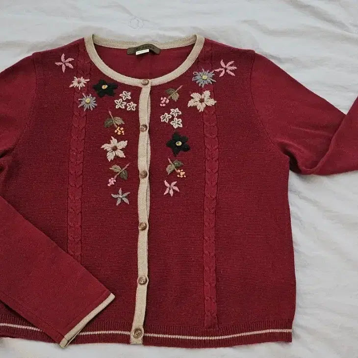 [BUNJANG] Bicollique Style Andy S. Klein Floral Embroidered Cardigan / 비꼴리끄st 앤디스클라인 꽃 자수 가디건 55