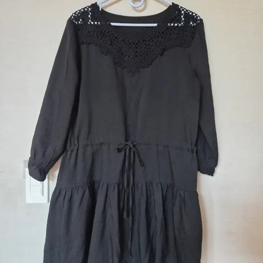 [BUNJANG] Black Lace Neck Ruffle Mini Dress / 레이스 넥 블랙 캉캉 원피스