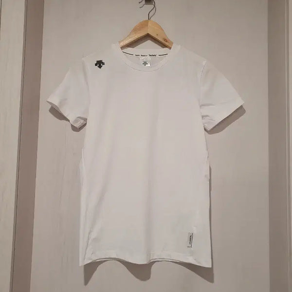 [BUNJANG] Descente White Short-Sleeve T-Shirt / 데상트 기능성 스포츠 시스템이 적용된 흰색 반팔티