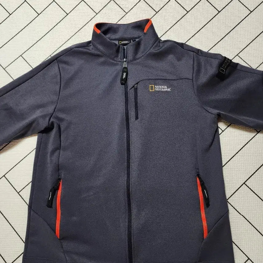 [BUNJANG] National Geographic Training Suit (Size 105) / 내셔널지오그래픽트레이닝복(105)