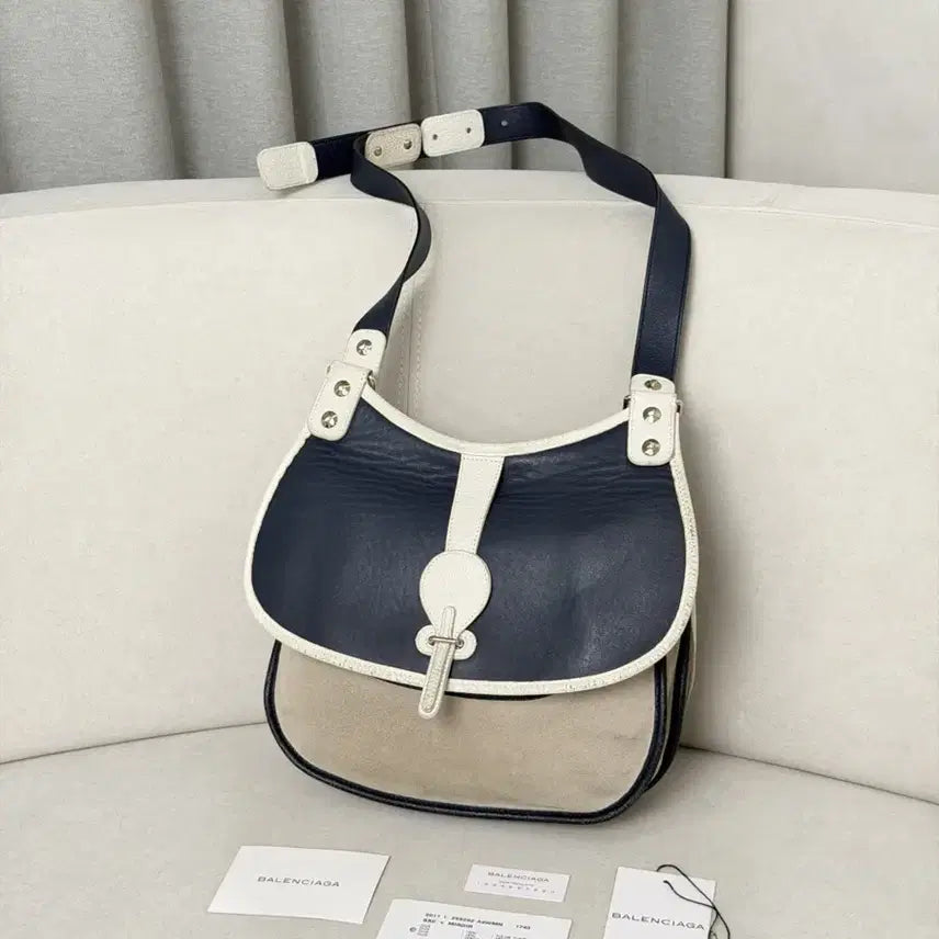 [BUNJANG] Balenciaga Suede Flap Shoulder Bag / 발렌시아가 스웨이드 플랩 숄더백