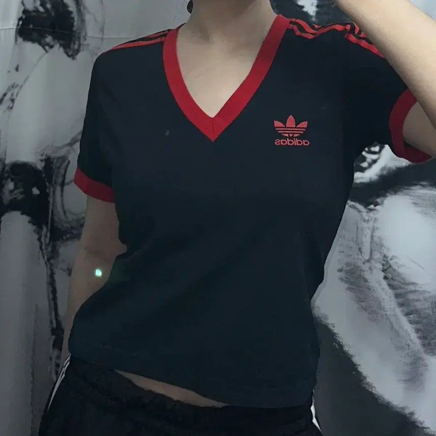 [BUNJANG] Adidas Black/Red V-Neck Short Sleeve Cropped T-Shirt / 아디다스 블랙/레드 V넥 반팔 크롭 티셔츠