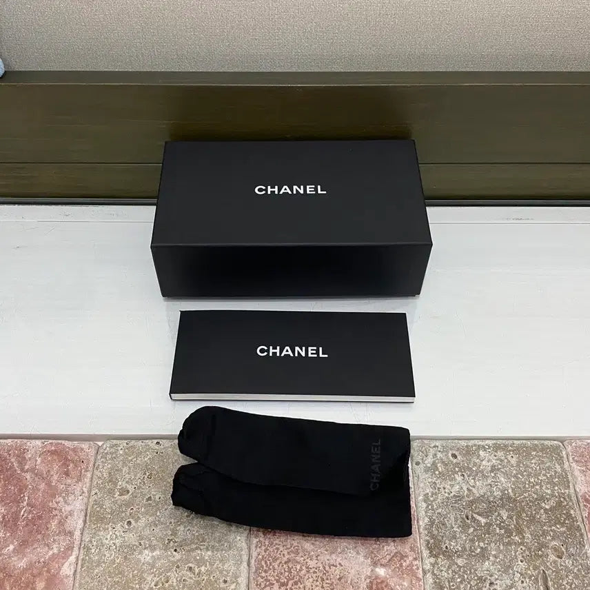 [BUNJANG] Chanel Sunglasses Box and Booklet / 샤넬 선글라스 박스 + 북렛