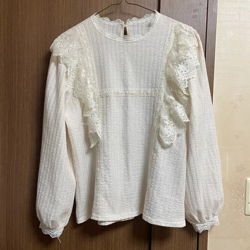 [BUNJANG] White Shirring Frill Blouse / 화이트 셔링 프릴 블라우스
