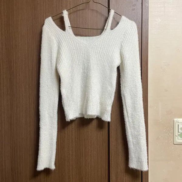 [BUNJANG] White Shoulder Cut-out Off-the-Shoulder Knit / 화이트 숄더 트임 오프숄더 니트