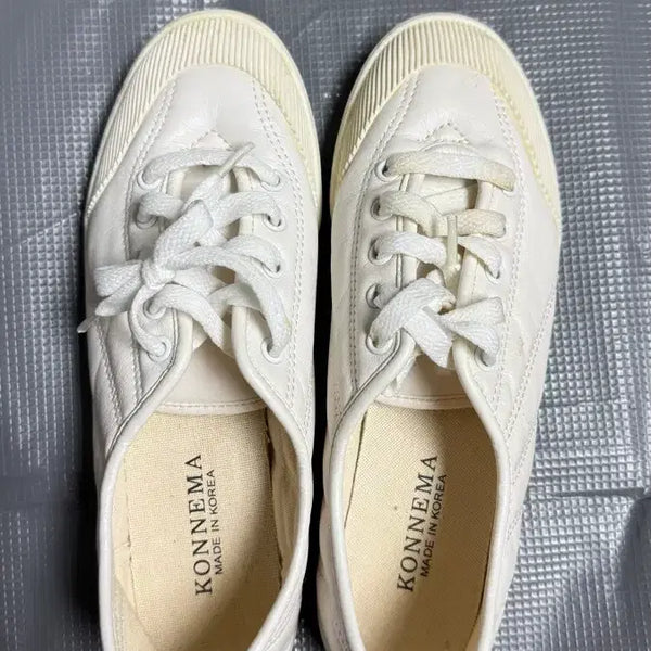 [BUNJANG] Connemara White Sneakers (240) / 콘네마 화이트 스니커즈 240 판매합니다.