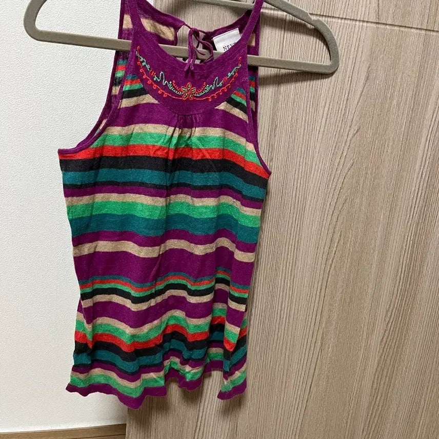 [BUNJANG] Striped Sleeveless Embroidered Knit Top / 줄무늬 민소매 엠브로이더리 자수 니트